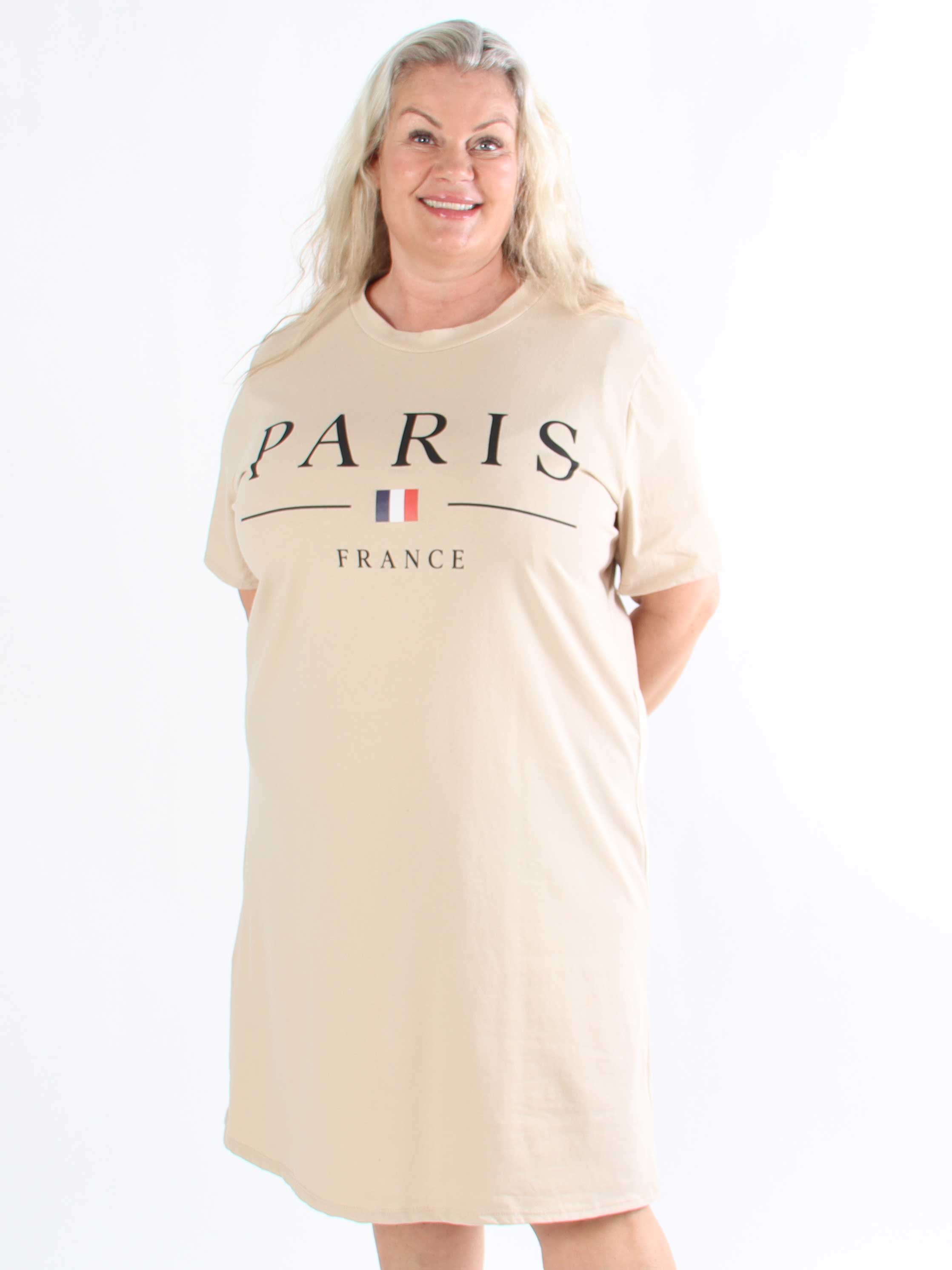 Alice - Plus size-klänning i bomull med Paris stående på bröstet